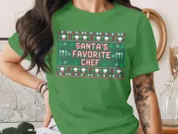 Grünes T-Shirt mit Weihnachtsmuster und der Aufschrift "Santa's Favorite Chef".