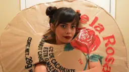 Kobieta w stroju opakowania z różą i napisem "La Rosa".