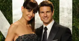 Tom Cruise z żoną, Katie Holmes, na czerwonym dywanie.