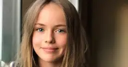 Uśmiechnięta dziewczyna o niebieskich oczach i blond włosach, która wygląda jak najładniejsza dziewczyna na świecie.