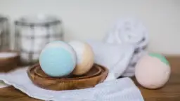 Kolorowe kule do kąpieli DIY, gotowe do relaksującej kąpieli.