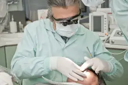 Dentysta to lekarz? Rozwiewamy wątpliwości! Status prawny, L4, recepty