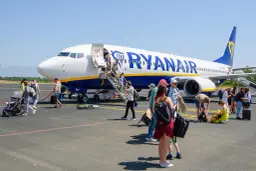Pasażerowie wsiadają do samolotu Ryanair na lotnisku. Wkrótce odbędą się loty Lublin Gdańsk.