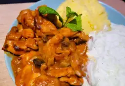 Gulasz wieprzowo-drobiowy z pieczarkami - prosty przepis na obiad