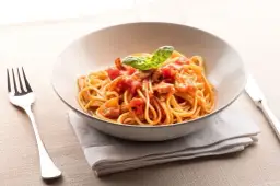 Jak jeść spaghetti, aby uniknąć bałaganu i zachować etykietę