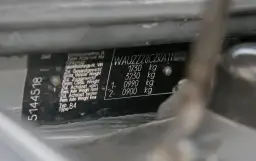 Tabliczka znamionowa pojazdu, gdzie jest oznaczenie silnika. Widoczny VIN WAUZZZ8CZRA11 i dane techniczne.