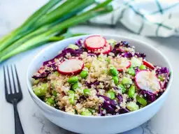 Deliciosa ensalada de quinoa con rábano, edamame y col morada. Un plato fresco y nutritivo.