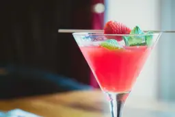 Orzeźwiające szklanki na drinki z truskawką i miętą, idealne na letnie popołudnie.