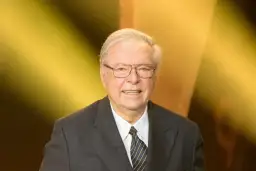 Uśmiechnięty Krzysztof Zanussi w garniturze, z okularami. Może opowiadać o swoich dzieciach.