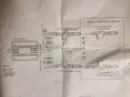 Schemat podłączenia uniwersalnego sterownika centralnego zamka do 4 drzwi. Widać moduł sterujący, siłowniki drzwi przednich i tylnych, oraz przewody.