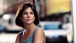 Sandra Bullock w niebieskiej sukience, zastanawia się, ile ma lat.
