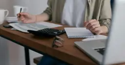 Jak obliczyć dochód do PFRON? Progi, zasady i przykłady