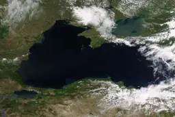 Widok satelitarny Morza Czarnego, które swym kształtem przypomina serce. Czy morze czarne to morze? Tak, to rozległy akwen otoczony lądami.