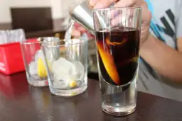 Przyczyny rozwarstwiania się shotów warstwowych jak wlewać po łyżce: ciemny alkohol tworzy warstwę na jasnym.