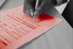 Dłoń podpisuje umowę o współpracę między firmami. Dokument zawiera pola na datę i podpisy.