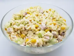 Pyszna sałatka z makaronem orzo, kukurydzą, szynką i ogórkiem, polana kremowym sosem. To najlepsza sałatka z makaronem na każdą okazję!