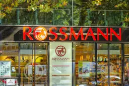 W którym Rossmannie można wywołać zdjęcia? Sprawdź dostępność usług
