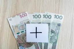 Złotówki: 500 i 100. Plusik na kartce symbolizuje nadzieję na zarobki 4500 brutto.