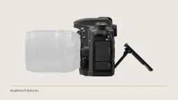 Widok z boku lustrzanki z obiektywem. Widoczne porty MIC, HDMI, gniazdo słuchawkowe. Jaka używana lustrzanka?