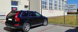 Czarny SUV zaparkowany przed budynkiem Wydziału Komunikacji i Transportu Starostwa Powiatowego.