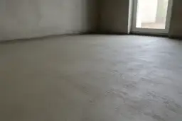 Świeżo wylana posadzka betonowa. Zastanawiasz się, ile cementu na kubik betonu potrzeba do uzyskania takiej powierzchni?