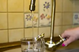 Co zawiera woda z kranu? Odkryj skład i bezpieczeństwo picia