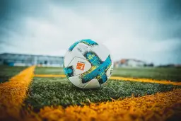 W jakim sporcie rzucamy piłką? Odkryj swój idealny!