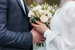 Ile pieniędzy na 50 rocznicę ślubu? Oto co warto wiedzieć