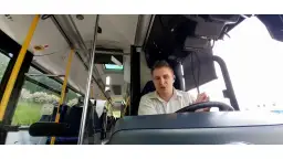 Kierowca autokaru: kto naprawdę decyduje o trasie? Poznaj podział ról.