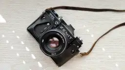 Jak założyć kliszę do aparatu analogowego? Poradnik krok po kroku
