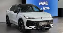 Biały Volkswagen T-Roc 2025 z czarnym dachem i felgami, gotowy do stworzenia rockowej przygody.