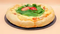 Pizza gourmet co to? Puszyste ciasto, roztopiony ser, świeża rukola i pomidorki. Prawdziwa uczta dla podniebienia.