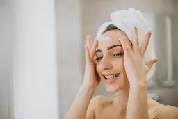 Jak skutecznie pozbyć się podskórnych pryszczy i odzyskać gładką skórę