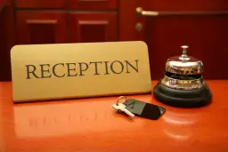 Czy w hotelu można przyjmować gości? Zaskakujące zasady i ograniczenia