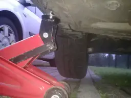 Podczas wymiany koła, lewarek podkładamy pod wzmocniony próg samochodu, blisko opony.
