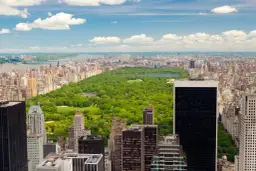 Widok na Central Park i drapacze chmur. To jedne z wielu atrakcji Nowego Jorku, które warto zobaczyć.