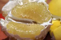 Soczysty pomelo, owoc bogaty w witaminę C, zachwyca swoimi segmentami.