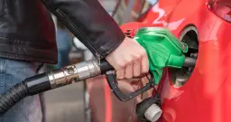 Ile można wlać diesla do benzyny? Sprawdź, co grozi Twojemu silnikowi