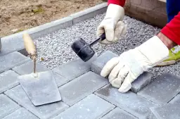Jak położyć kostkę brukową w ogrodzie - uniknij najczęstszych błędów