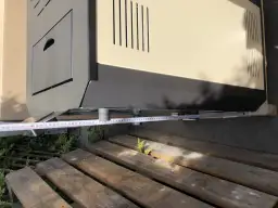 Koza na pellet z płaszczem wodnym, mierzone jest jej położenie na paletach.