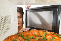 Jak odgrzać pizzę w mikrofali: 7 trików na idealny smak i teksturę