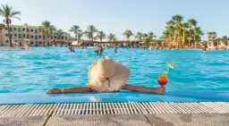 Relaks przy basenie z drinkiem, idealne miejsce, gdzie na all inclusive w maju.