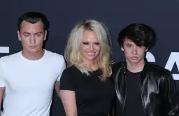 Pamela Anderson z synami Brandonem i Dylanem na premierze.