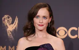 Alexis Bledel z błękitnymi oczami i falowanymi włosami, marząca o swoich dzieciach, na tle Emmy Awards.