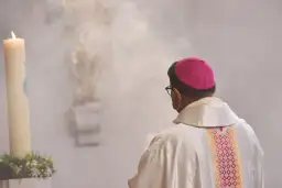 Biskup w Polsce w okadzonym kościele. Czy jego zarobki są adekwatne do posługi?