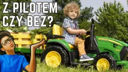 Mały rolnik na zielonym **John Deere traktorze dla dzieci** z przyczepą pełną warzyw. Czy steruje nim pilot?