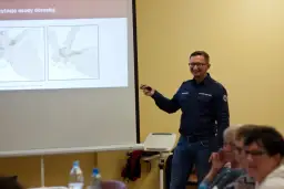 Wykładowca omawia drożność dróg oddechowych. Dowiedz się, ile trwa kurs pierwszej pomocy na prawo jazdy i jak ratować życie.