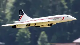 Concorde British Airways, symbolizujący jak szybko lecieć samolotem, w locie.