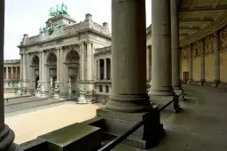 Monumentalny łuk triumfalny z rzeźbami i kolumnami, widok z boku.