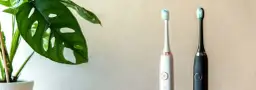 Która szczoteczka lepsza: soniczna czy elektryczna? Odkryj różnice